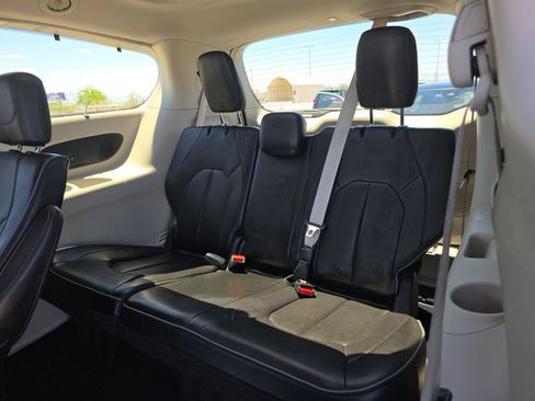 Used 2020 Chrysler Pacifica Limited FWD image 11