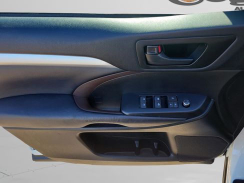 Used 2017 Toyota Highlander LE image 24