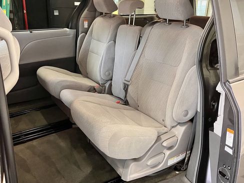 Used 2018 Toyota Sienna LE image 15