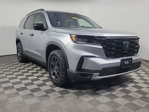 Certified 2025 Honda Pilot TrailSport image 1