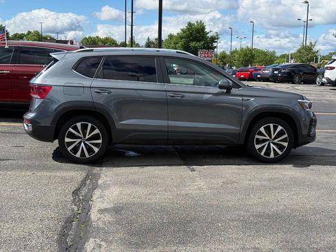 Used 2022 Volkswagen Taos SE AWD/4WD image 2