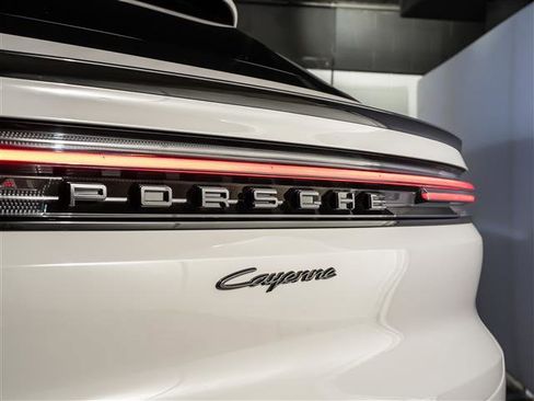 Certified 2026 Porsche Cayenne E-Hybrid Coupe AWD/4WD image 34