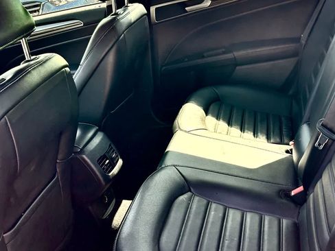 Used 2017 Ford Fusion SE w/ Fusion SE Technology Package FWD image 6