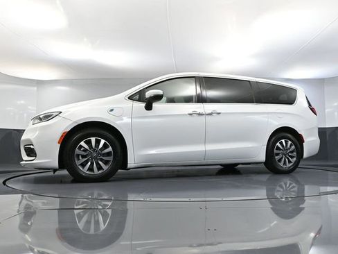 Used 2023 Chrysler Pacifica Touring-L image 54