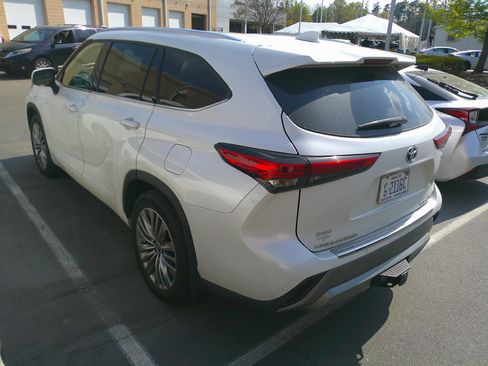 Used 2022 Toyota Highlander Platinum image 8