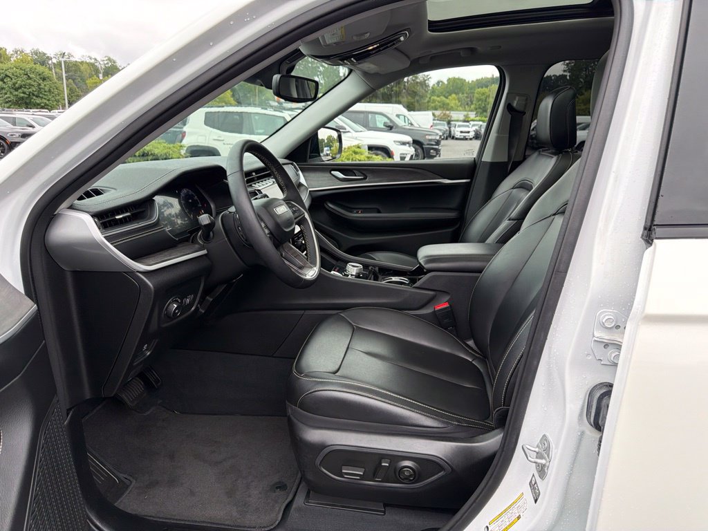 Used 2023 Jeep Grand Cherokee L Limited AWD/4WD image 12