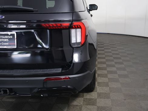 Used 2025 Ford Explorer ST-Line w/ ST-Line Street Pack AWD/4WD image 16