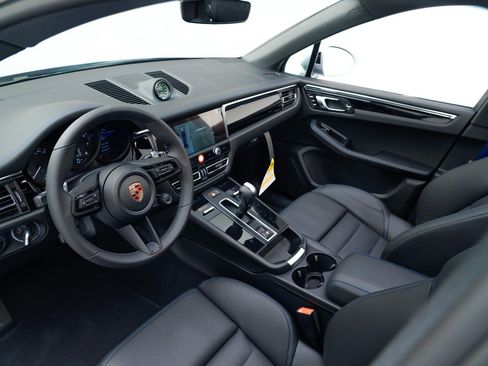 Certified 2026 Porsche Macan AWD/4WD image 4