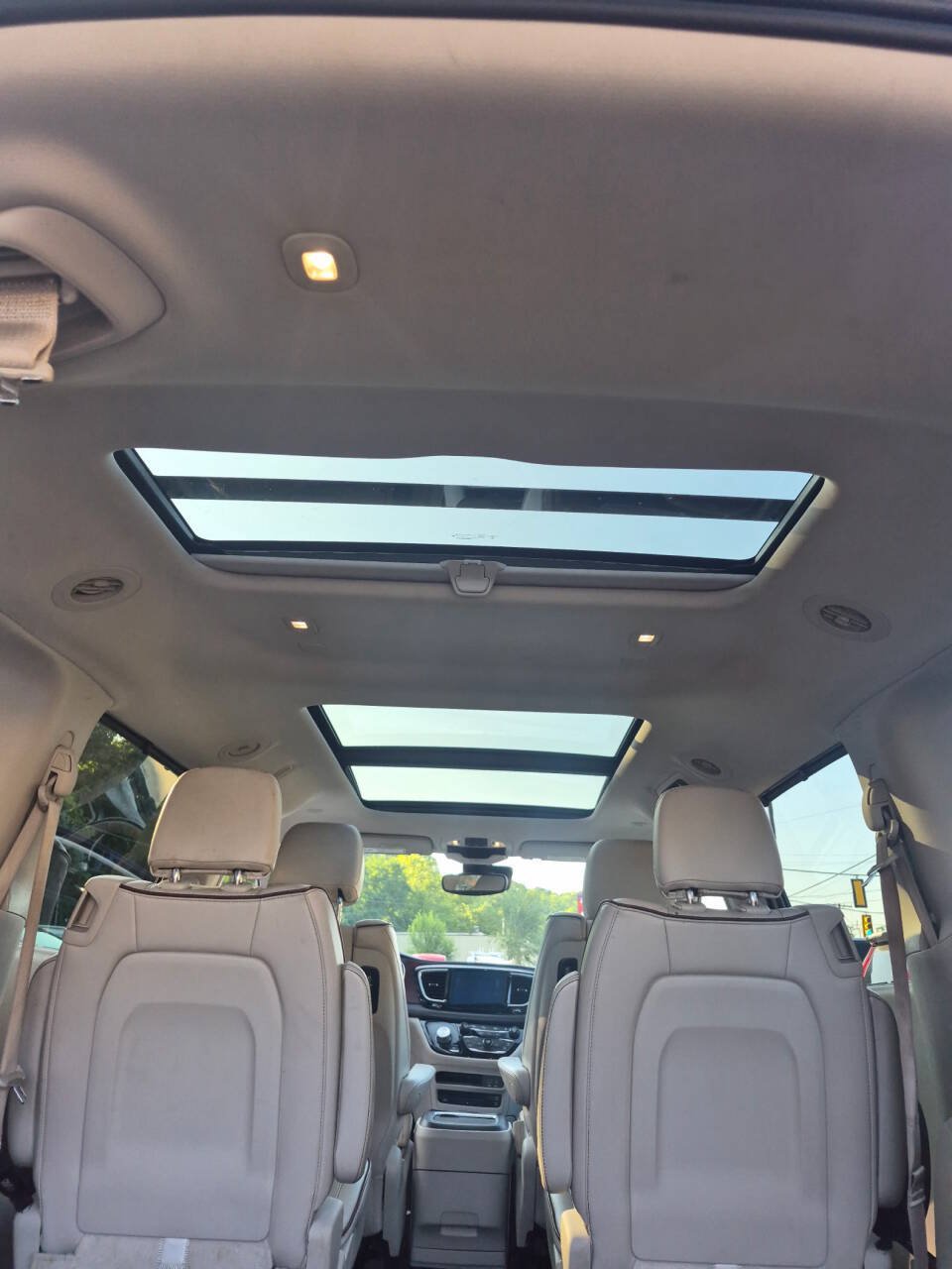 Used 2017 Chrysler Pacifica Limited w/ UConnect Theater Package FWD image 12