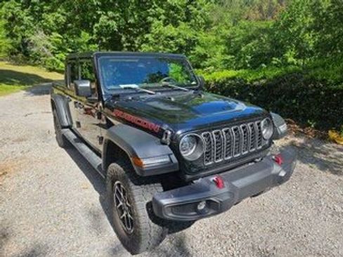 Used 2025 Jeep Gladiator Rubicon w/ Convenience Group AWD/4WD image 3