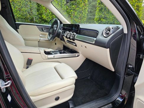 Used 2020 Mercedes-Benz GLB 250 w/ Premium Package image 31