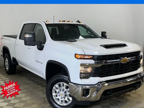 Used 2024 Chevrolet Silverado 2500 LT w/ Convenience Package image 3
