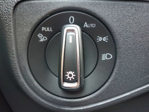 Used 2020 Volkswagen Atlas Cross Sport SE FWD image 25