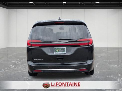 Certified 2023 Chrysler Pacifica Touring-L image 4