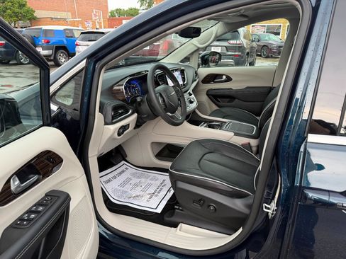 Used 2024 Chrysler Pacifica Limited FWD image 10