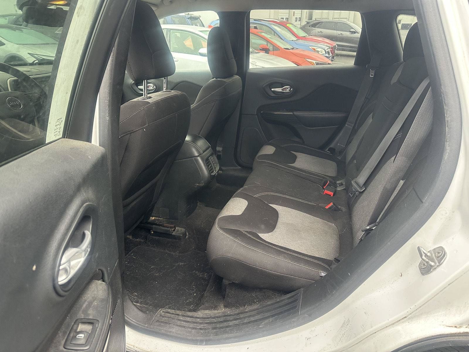 Used 2015 Jeep Cherokee Sport FWD image 10