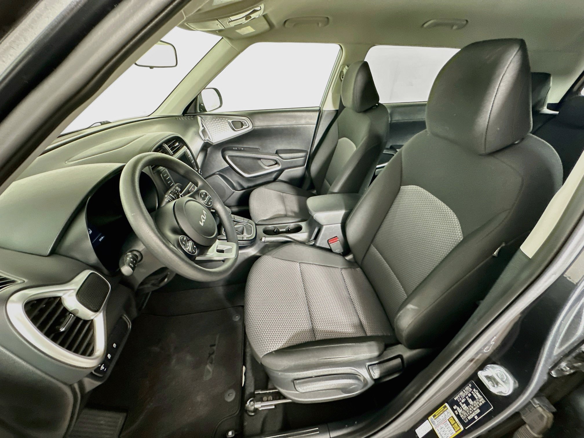 Used 2025 Kia Soul LX w/ LX Technology Package FWD image 13