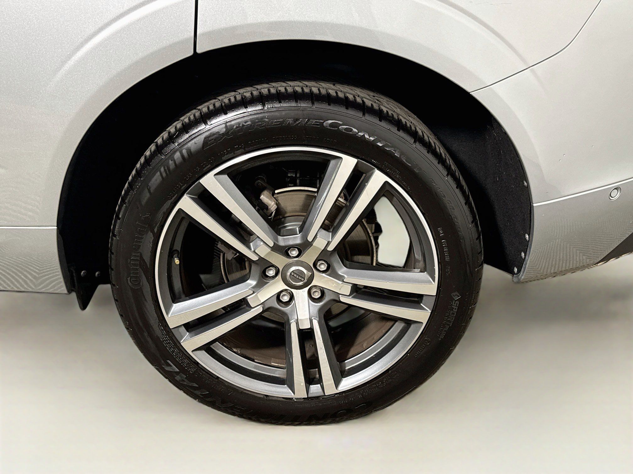 Used 2018 Volvo XC60 T5 Momentum w/ Vision Package AWD/4WD image 25