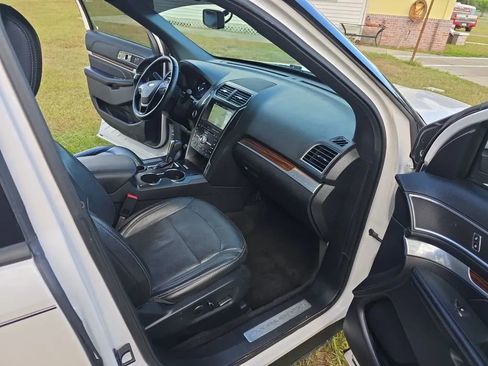 Used 2018 Ford Explorer Limited image 16