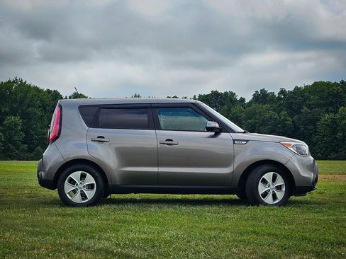 Used 2016 Kia Soul FWD image 2