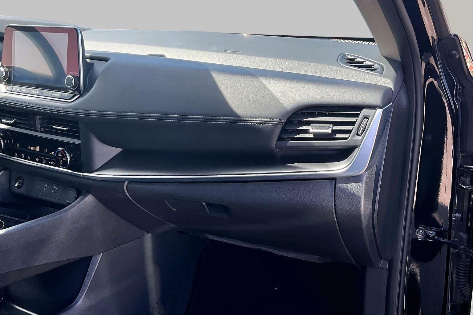 Used 2025 Nissan Rogue SV FWD image 19