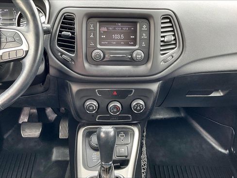 Used 2018 Jeep Compass Latitude image 9