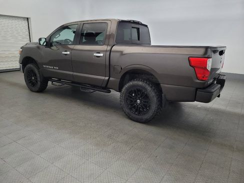Used 2018 Nissan Titan SL image 3