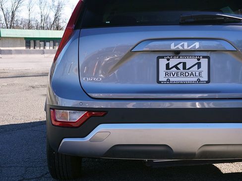 Used 2025 Kia Niro EX w/ EX Cold Weather Package image 18