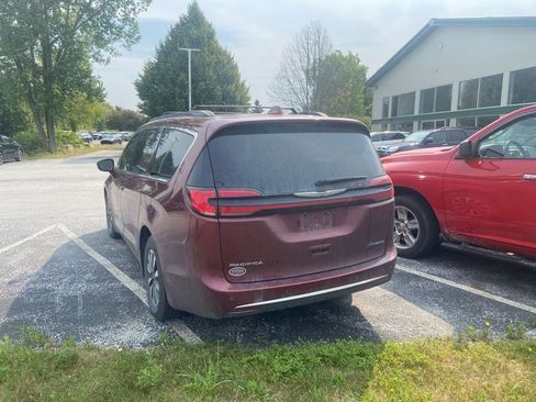 Used 2021 Chrysler Pacifica Touring FWD image 4
