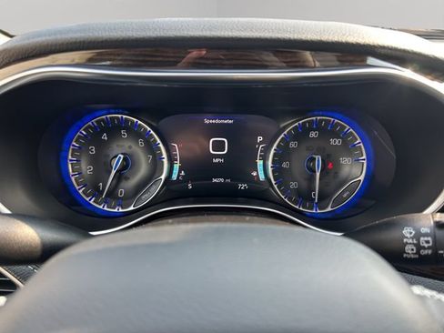 Used 2024 Chrysler Pacifica Limited AWD/4WD image 16