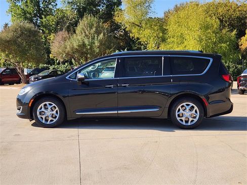 Used 2020 Chrysler Pacifica Limited image 4