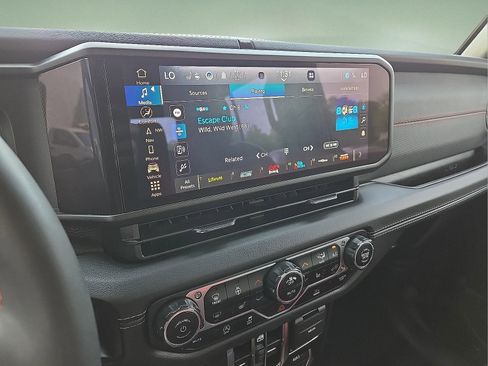 Used 2024 Jeep Gladiator Rubicon w/ Technology Group AWD/4WD image 16