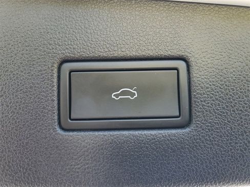 Used 2022 Volkswagen Tiguan SEL R-Line image 10