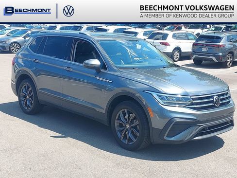 Used 2023 Volkswagen Tiguan SE w/ Panoramic Sunroof Package FWD image 1