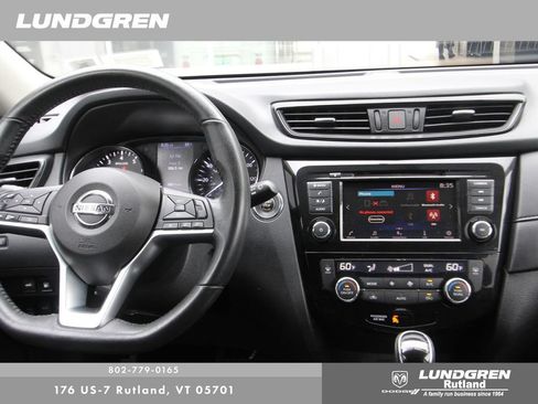 Used 2018 Nissan Rogue SV AWD/4WD image 17