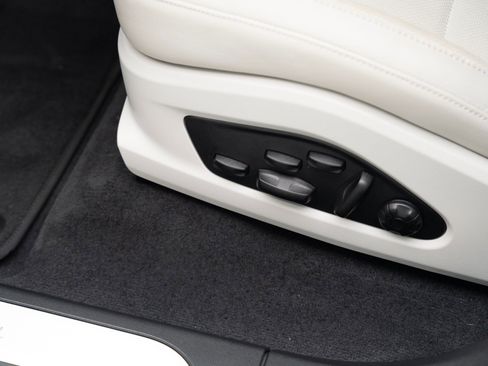 Certified 2025 Porsche Macan Electric image 16