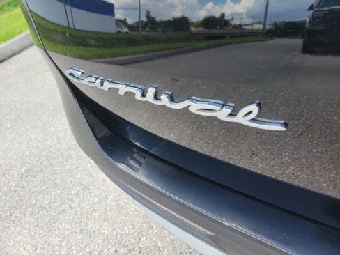 Used 2022 Kia Carnival LX FWD image 8