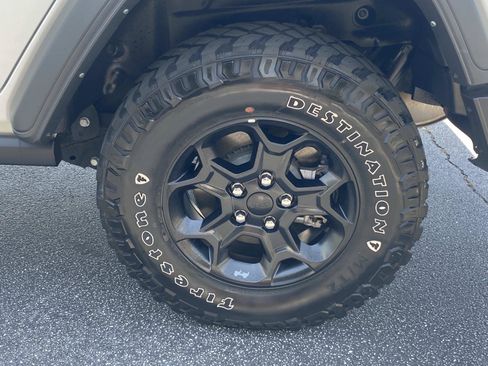 Used 2023 Jeep Wrangler Unlimited w/ Sun & Screen Package AWD/4WD image 16