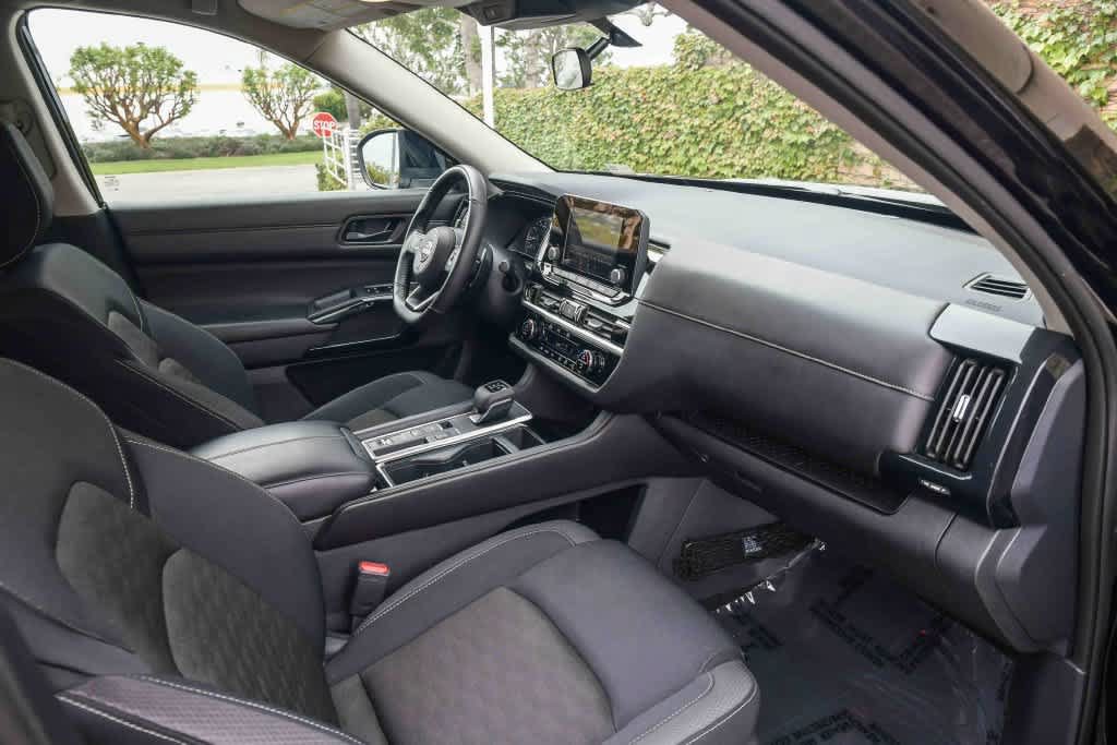 Used 2024 Nissan Pathfinder SV w/ SV Premium Package FWD image 16