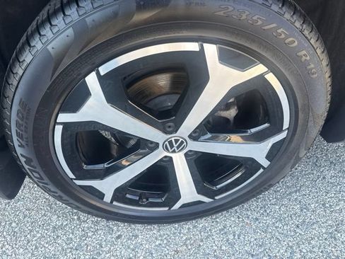 Used 2025 Volkswagen Tiguan SE AWD/4WD image 11
