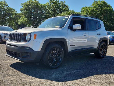 Used 2017 Jeep Renegade Altitude FWD image 3