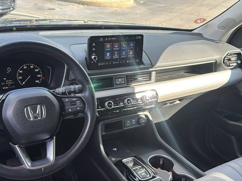 Used 2025 Honda Pilot Touring image 11