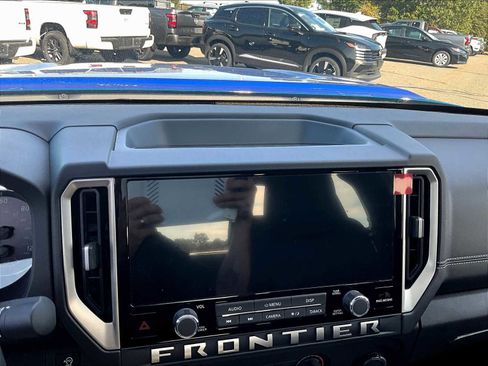 Used 2025 Nissan Frontier SV image 27