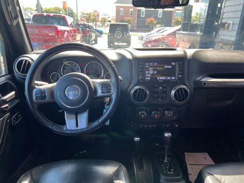Used 2018 Jeep Wrangler Unlimited Sahara AWD/4WD image 14