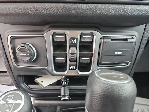 Used 2024 Jeep Gladiator Sport AWD/4WD image 30