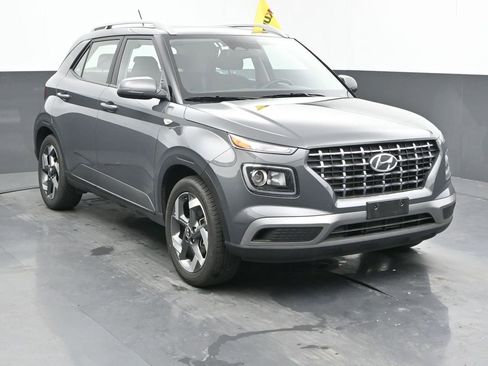 Used 2025 Hyundai Venue SEL image 3