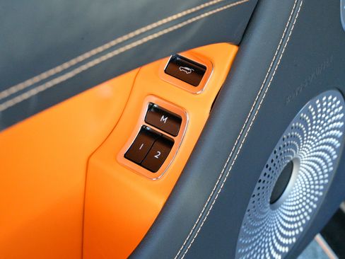 Used 2025 Bentley Bentayga image 22