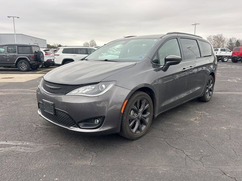 Used 2020 Chrysler Pacifica Touring-L image 5