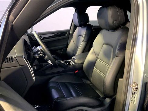 Used 2023 Porsche Cayenne w/ Premium Package image 5