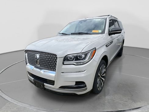 Used 2023 Lincoln Navigator L Reserve image 3